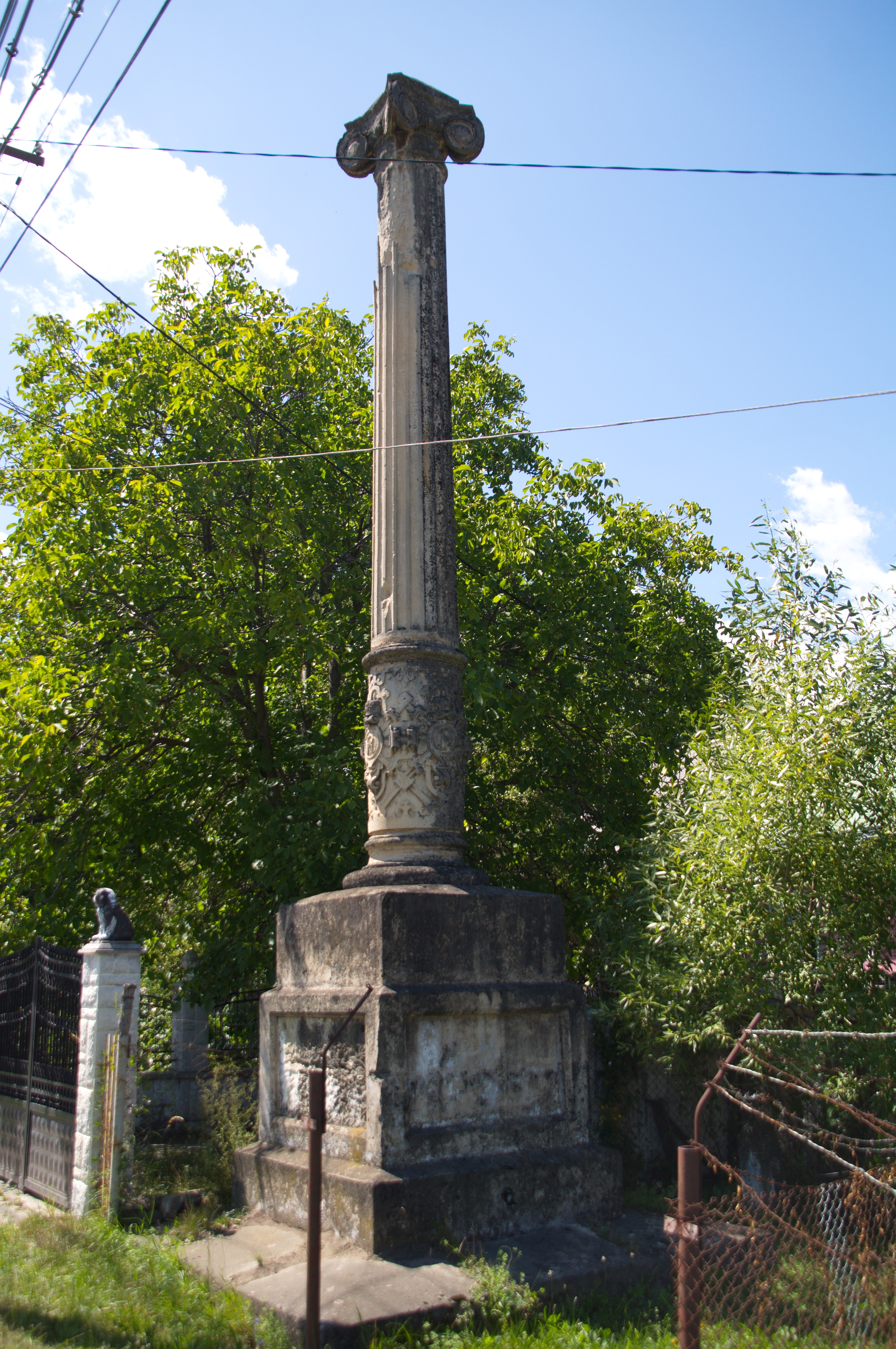 Memorial monument